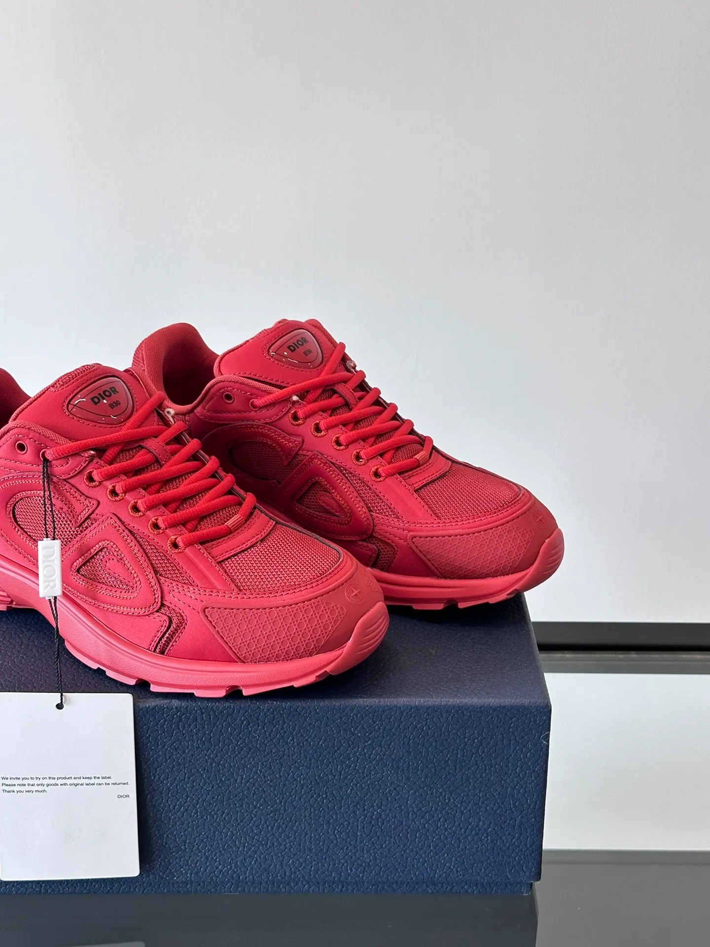 p400《Dio*》Dior B30 series sports shoes, multi-color mesh fabric and multi-color technical fabrics, this season's new B30 low-top sports shoes are one of the flagship styles of the series. Crafted from multicolor mesh and technical fabrics, it's finished with a reflective "CD30" graphic and silver-toned "DIOR B30" and "CD30" logos on the heel and tongue. An extra-light, sculpted rubber sole with signature accents adds style, while internal stretch details create ideal comfort. It can be matched with various casual styles to show a fashionable and modern sports style. Size: 38-44 (45-46 customized)